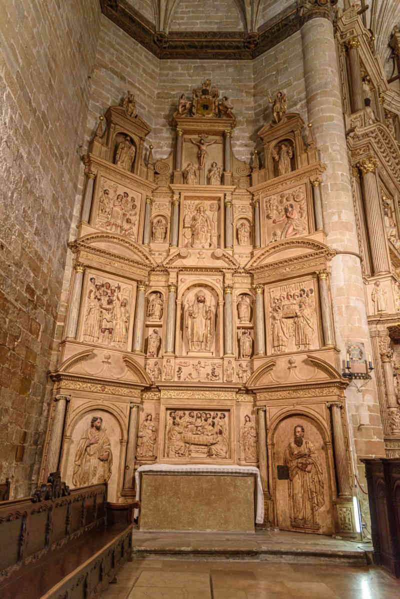Huesca - Barbastro 17 - catedral de Santa María de la Asunción - capilla y retablo de San Ramón Obispo.jpg